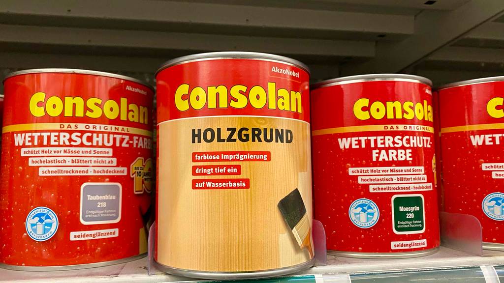Mehrere getestete Holzgrundierungen befinden sich in einem Geschäftsregal. 