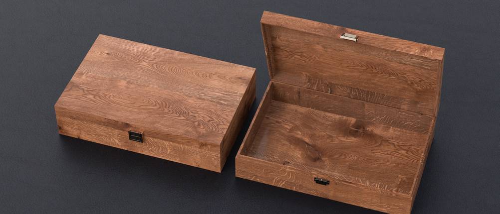 Holzkiste-mit-Deckel-Test: Zwei kleine Holzkisten mit Scharnier stehen nebeneinander. Eine davon ist aufgeklappt.