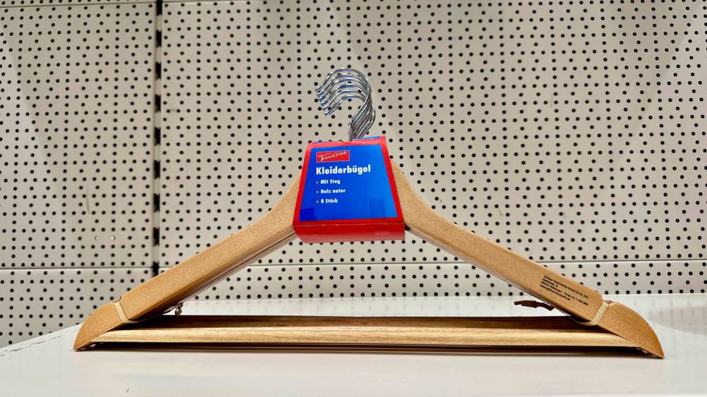 Die getesteten Holzkleiderbügel vor einer Lochwand.