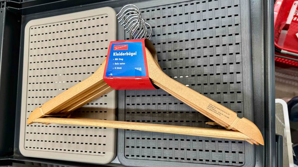 Holzkleiderbügel im Test: Eine Packung mit mehreren Bügeln auf einer grauen Fläche.