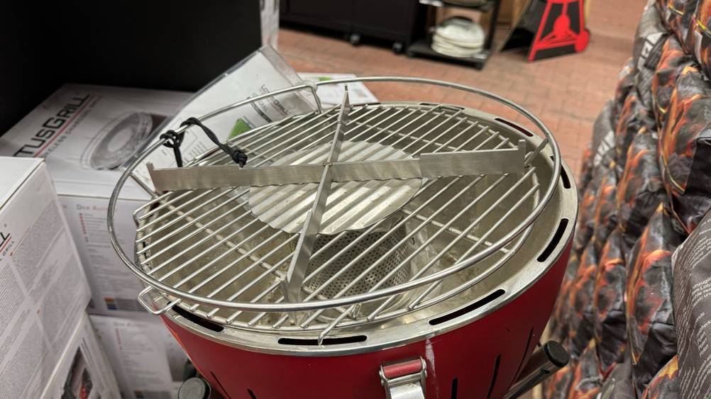 Holzkohlegrill mit Aktivbelüftung-Test: Nahaufnahme des Grillrostes.