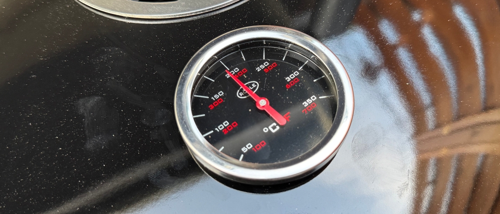 Detailansicht des Thermometers vom getesteten Holzkohlegrill von Rösle.