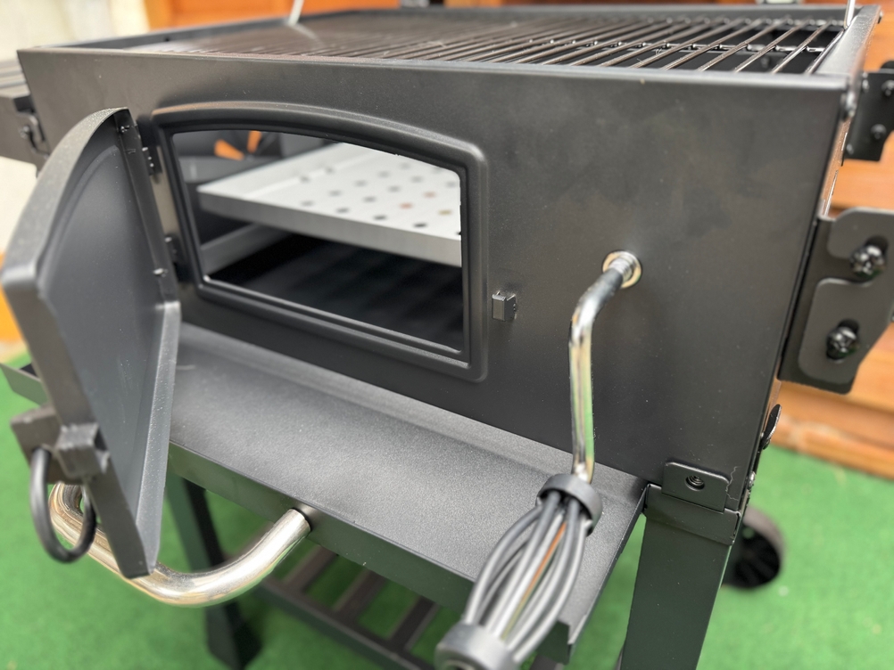 Detailansicht der Klappe des getesteten Holzkohlegrills von Taino.