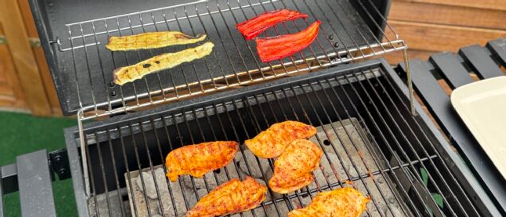 Warmhalterost und Grillfläche des getesteten Holzkohlegrills von Taino.