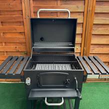 Der getestete Holzkohlegrill von Taino.