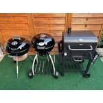 Die getesteten Holzkohlegrills stehen nebeneinander.