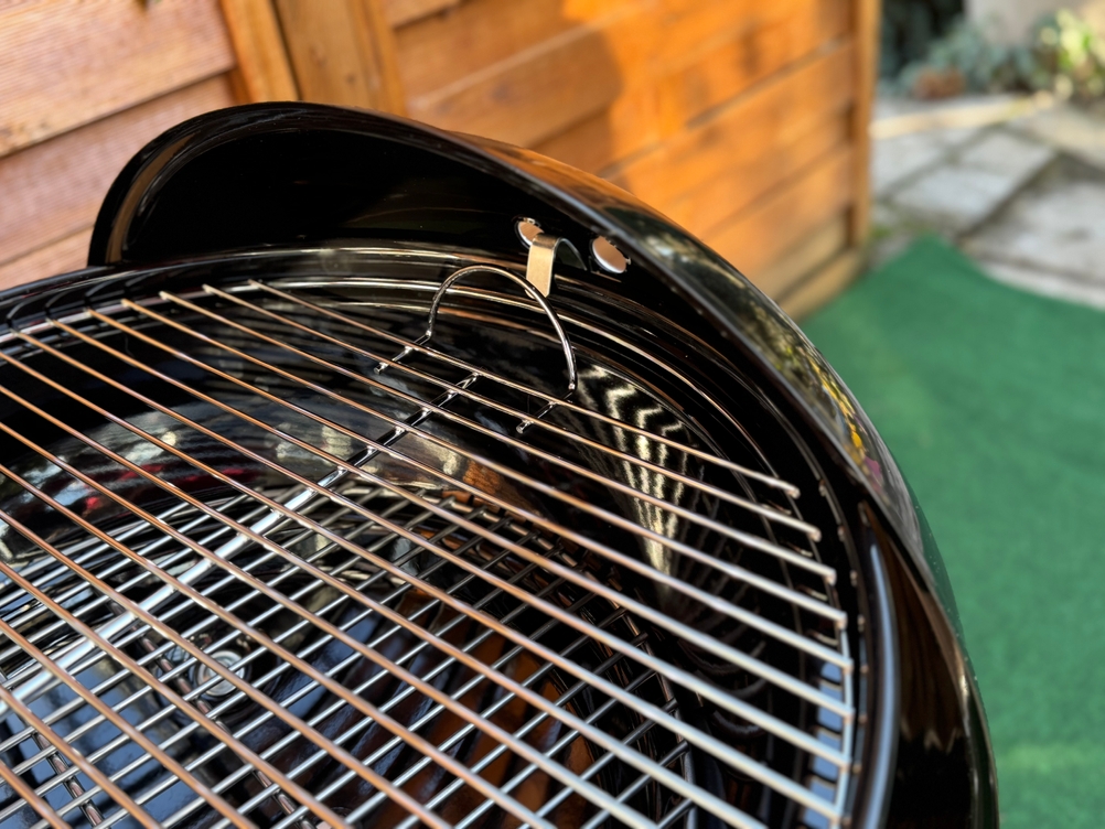 Seitlich eingehakte Haube des getesteten Holzkohlegrills von Weber.