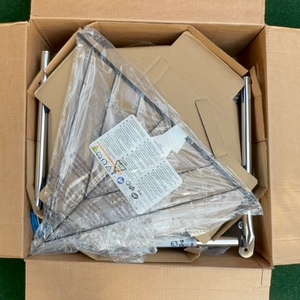 Der getestete Holzkohlegrill von Weber im Karton.