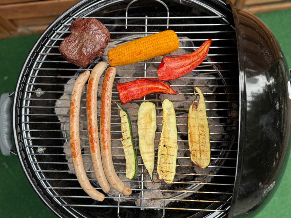 Grillgut auf dem getesteten Holzkohlegrills von Weber.