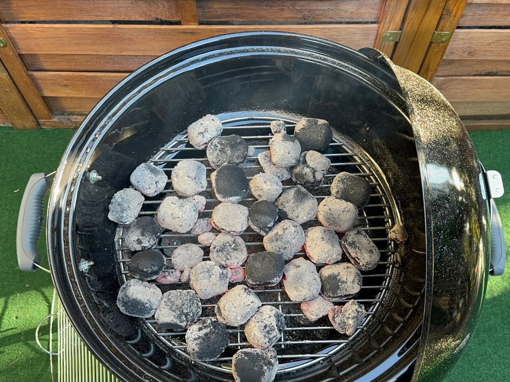 Kohle im getesteten Holzkohlegrill von Weber.