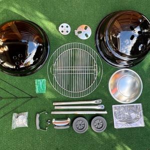 Lieferumfang des getesteten Holzkohlegrills von Weber.