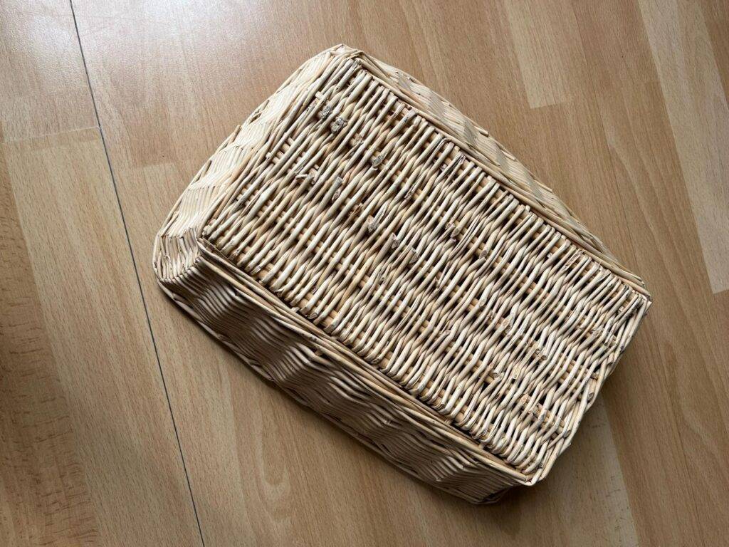 Ansicht auf den Bodenbereich eines getesteten Holzkorbs.