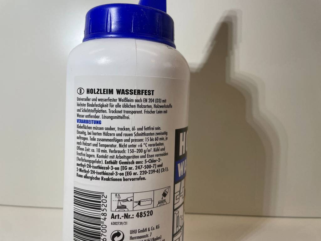 Rückseite von einer Verpackung mit getestetem Holzleim.