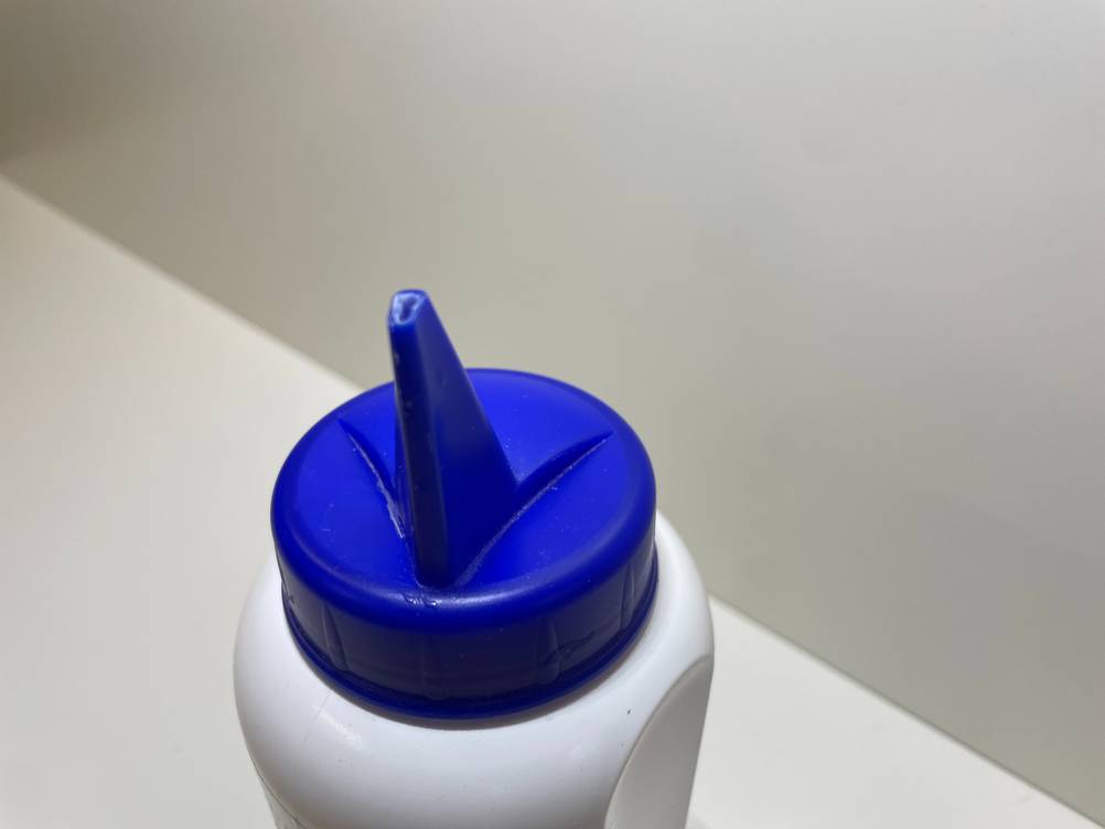 Nahaufnahme des Dosierkopfes einer Flasche Holzleim im Test.