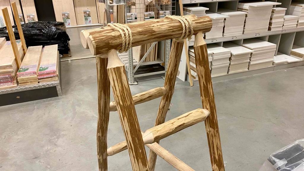 Getestete klappbare Holzleiter befindet sich in dem Lager von einem Kaufhaus.