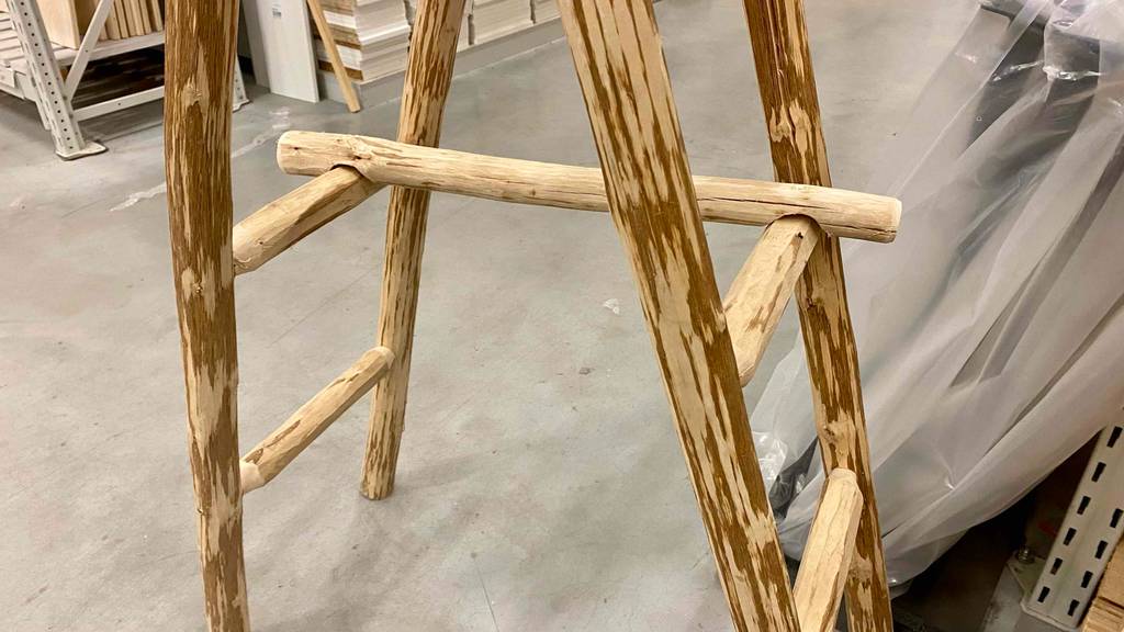 Getestete Holzleiter mit einem Hacken. 