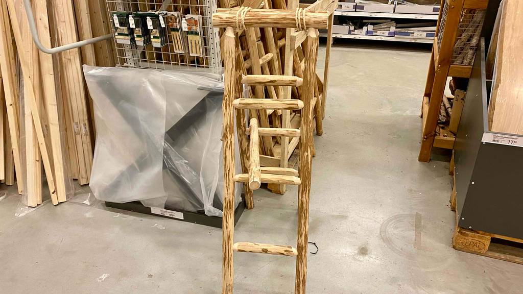 Getestete Holzleiter mit Hacken befindet sich in einem Lager von einem Kaufhaus. 