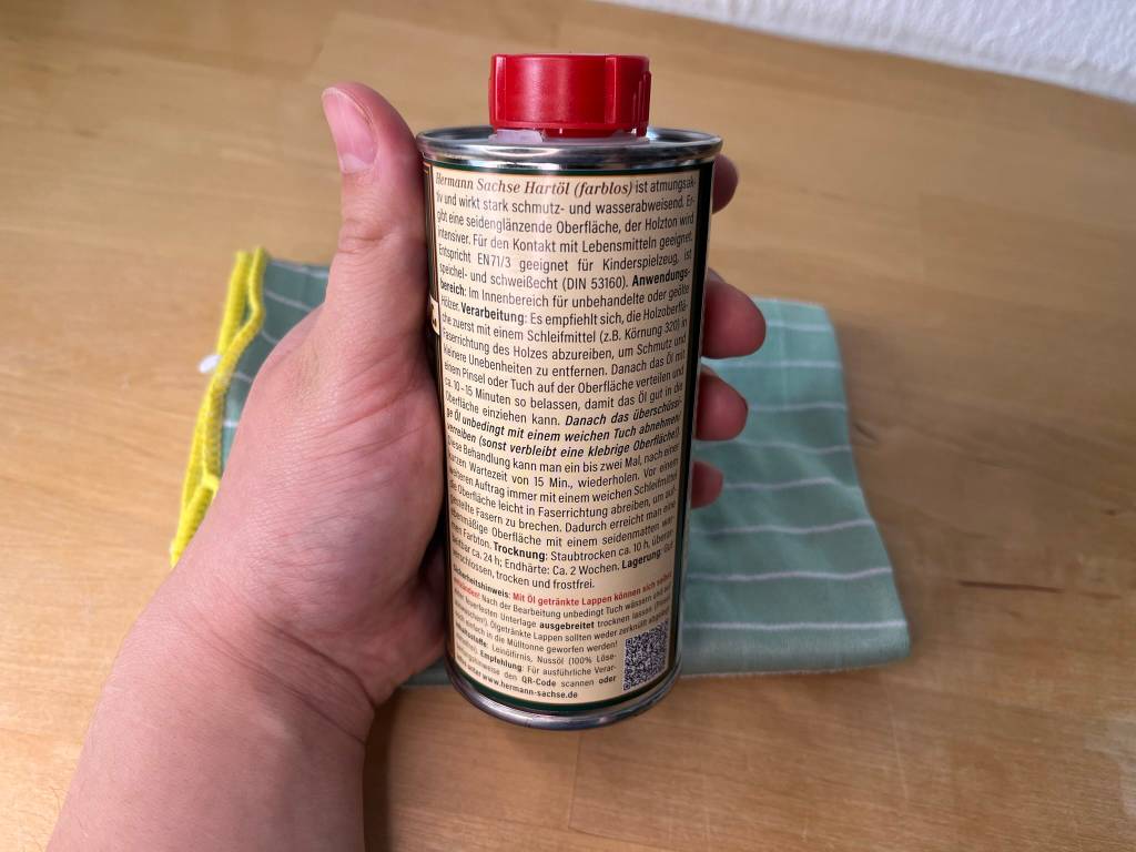 Die meisten Holzöle bieten ausführliche Informationen zum Produkt und zur Anwendung direkt auf dem Behältnis.