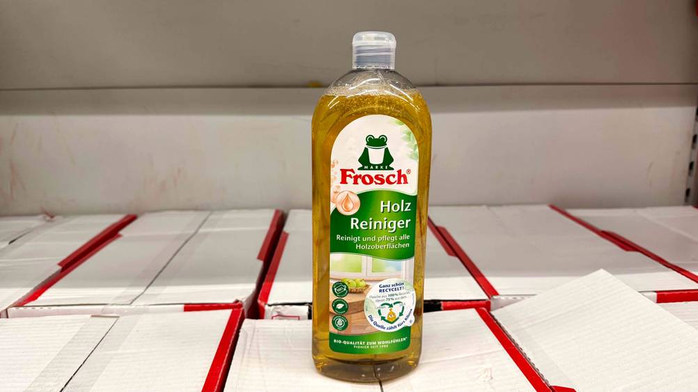 Getestet: Eine Flasche des Holzreinigers von vorne.