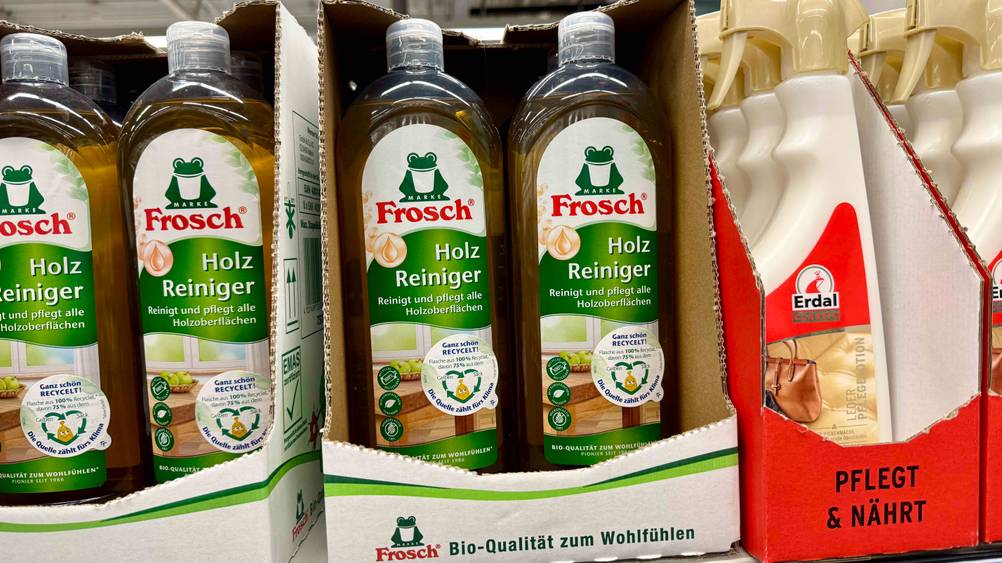 Mehrere Flaschen des Holzreinigers im Test in einem Regal neben anderen Produkten.