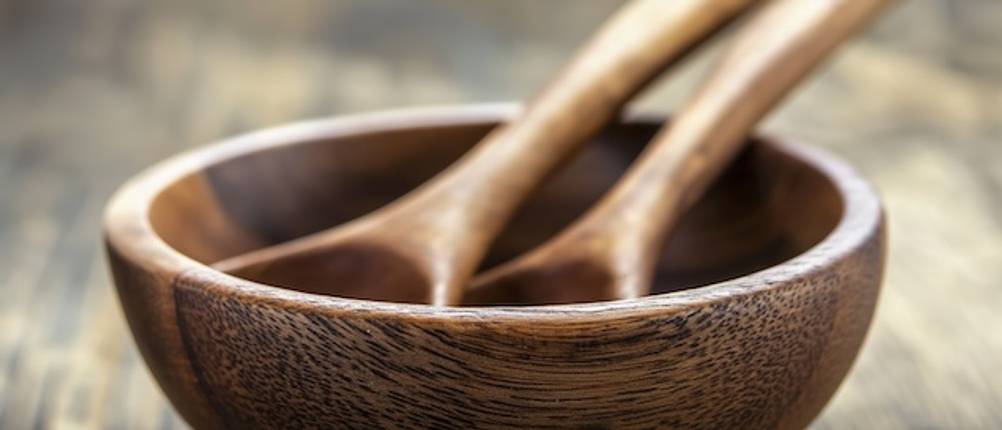 Holzschüssel-Set im Test: Nahaufnahme einer Holzschüssel mit Salatbesteck.