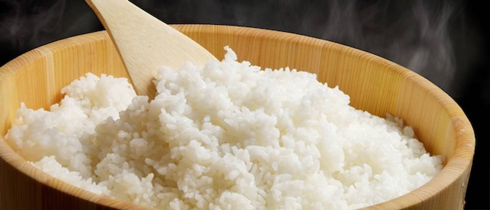 Holzschüssel getestet: Nahaufnahme eines Hangiri mit Sushi-Reis und einem Holzlöffel.