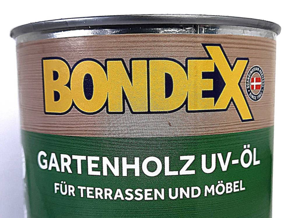 Holzschutzmittel im Test: Nahaufnahme des Labels auf der Dose mit Logo.