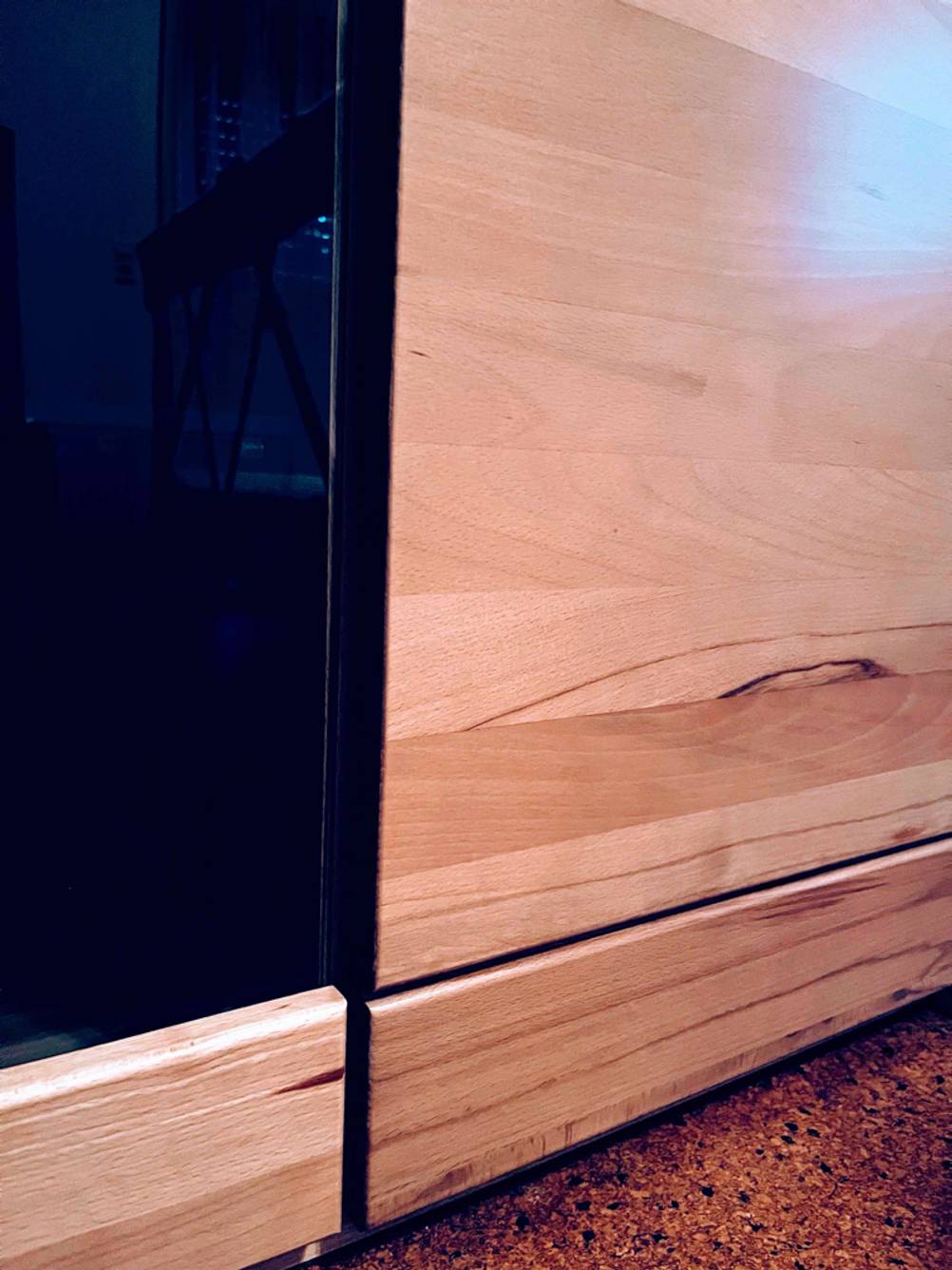 Getestet: Detailansicht der unteren Abschlussleiste einer Vitrine.