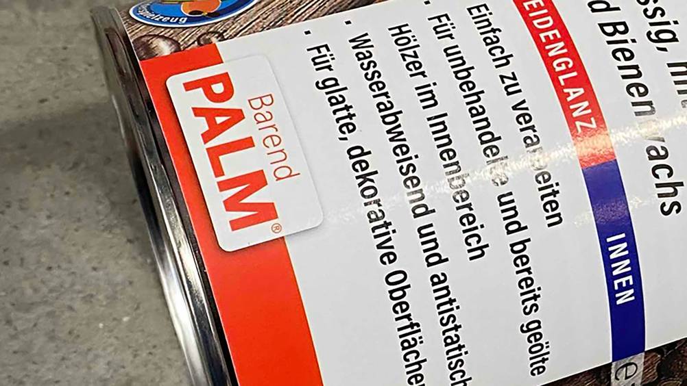 Nahaufnahme der Informationen auf dem Label einer Dose Holzwachs im Test.
