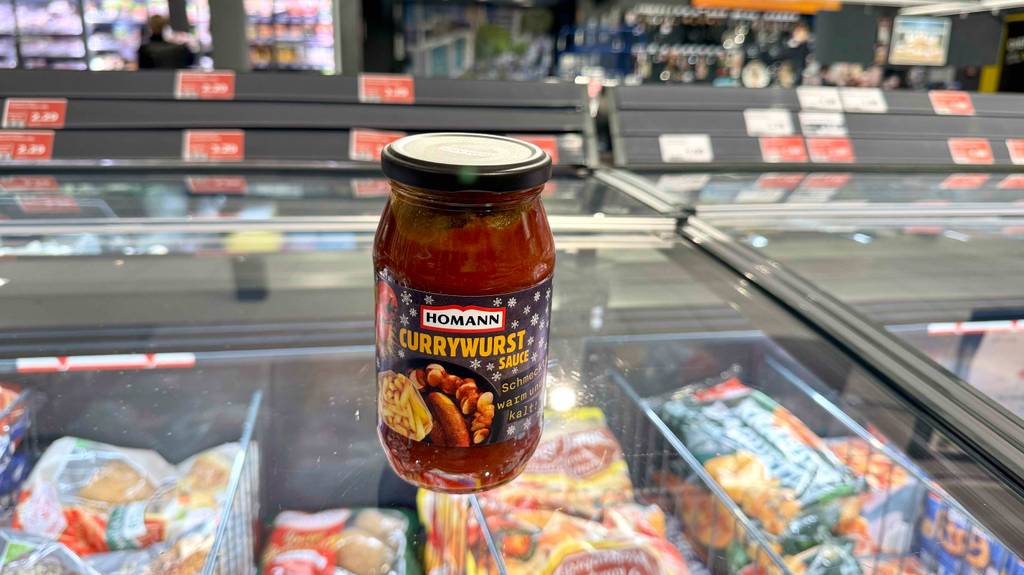 Im Test: Currywurst-Sauce im Glas steht im Verkaufsbereich.