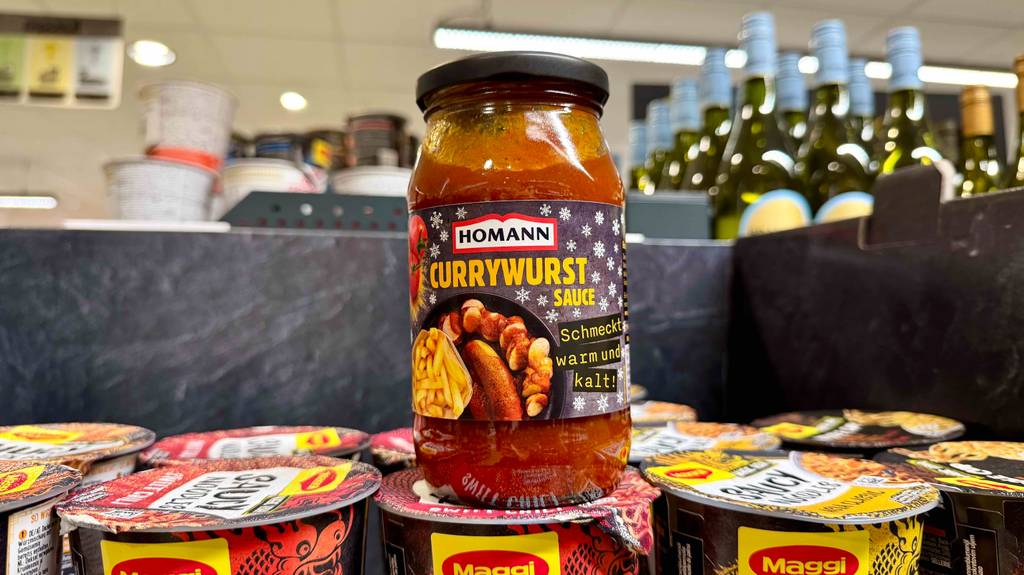 Im Test: Eine Currywurst-Sauce im Glas steht im Verkaufsbereich auf Maggi-Fertigsuppen.