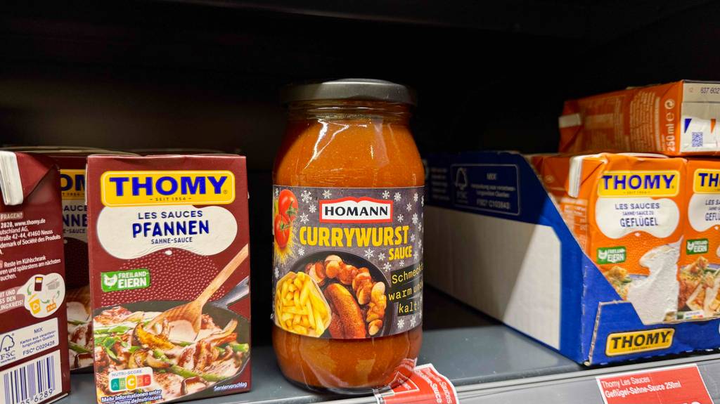 Getestet: Eine Currywurst-Sauce im Glas steht im Verkaufsregal neben weiteren Saucen.