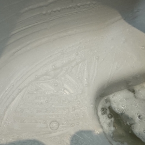 Nach dem Bürsten hat sich in der Schüssel Schaum gebildet.