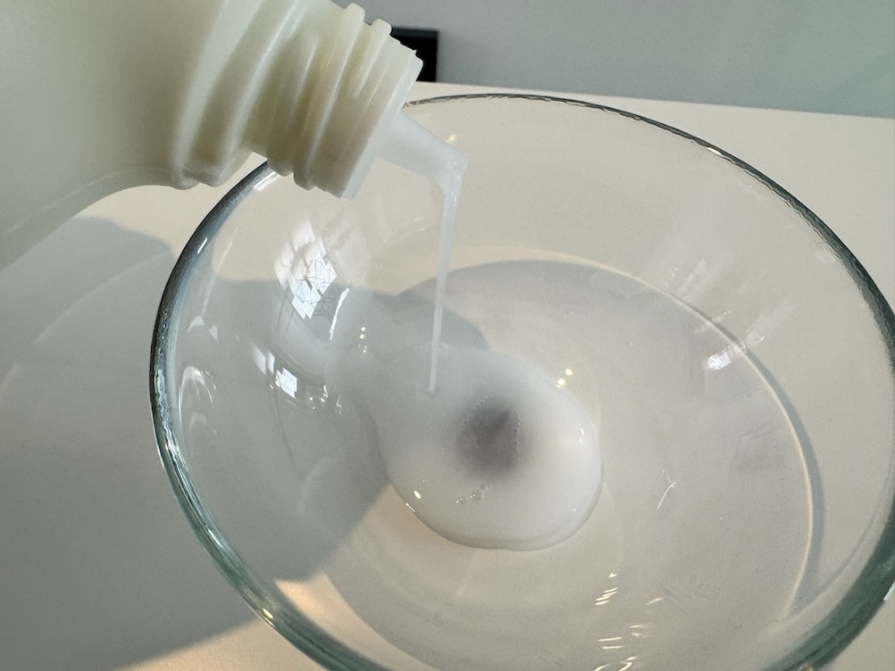 Der Home Ecover 100446165 wird in eine Glasschale gegossen.