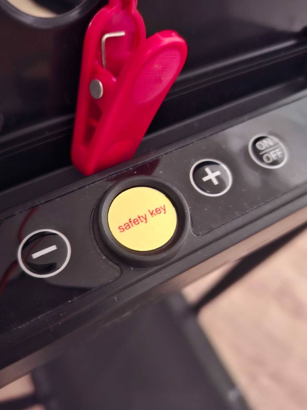 Laufband klappbar im Test: Auf dem Bedienfeld ist ein großer Safety-Button.