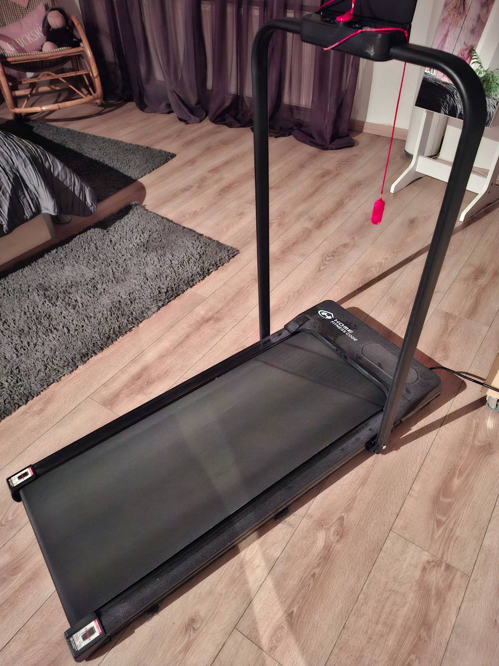 Ein aufgebautes Laufband klappbar steht zum testen in einem Zimmer.