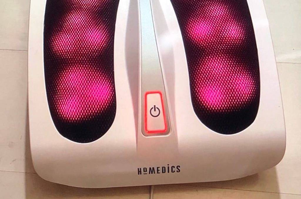 Fußmassagegerät-Test: eingeschaltetes weißes Modell Deluxe FM TS9 EU von HoMedics mit Wärmefunktion und Shiatsu-Massage steht auf einem weißen Boden.