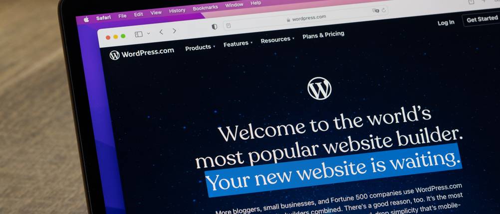 Homepage-Baukästen getestet: Auf einem MacBook ist die Homepage von WordPress zu sehen.