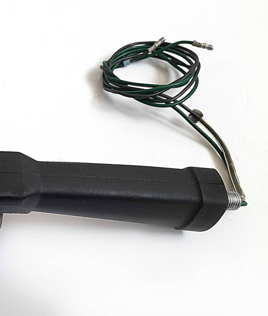 Blick auf das Anschlusskabel eines Motorrad-Blinkers im Test.