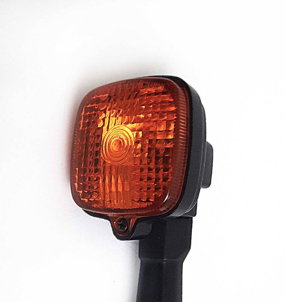 Detailansicht der Leuchte eines getesteten Motorrad-Blinkers.