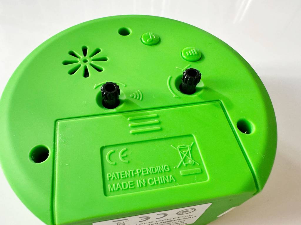 Detailansicht der Rückseite mit Verstellrädchen und Batteriefach eines getesteten Kinderweckers.