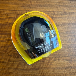 Der Karton vom Honeywell Howard Leight Impact Sport liegt auf einem Tisch.