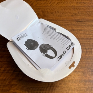 Der geöffnete Karton vom Honeywell Howard Leight Impact Sport von oben.