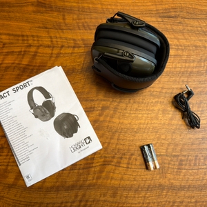 Der Lieferumfang vom Honeywell Howard Leight Impact Sport liegt auf einem Tisch.