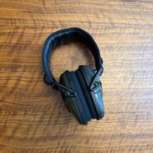 Der Honeywell Howard Leight Impact Sport liegt auf einem Tisch.