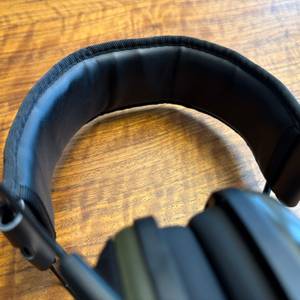 Ein Schutz am Kopfbügel des Honeywell Howard Leight Impact Sport.