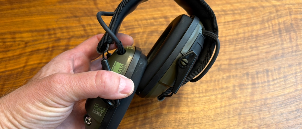 Eine Hand hält den Honeywell Howard Leight Impact Sport fest.