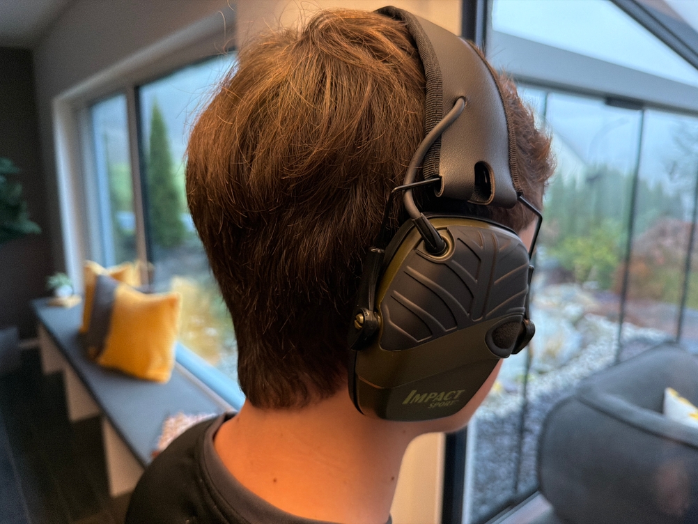 Ein Person trägt den Honeywell Howard Leight Impact Sport Gehörschutz