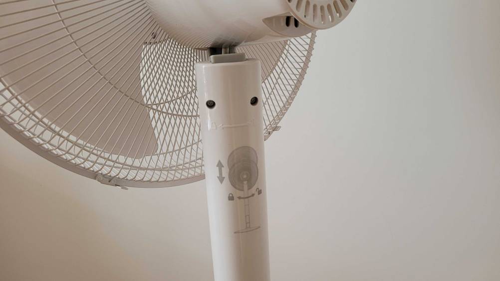 Im Test: Nahaufnahme der Grafik auf der Rückseite eines Honeywell Ventilators.