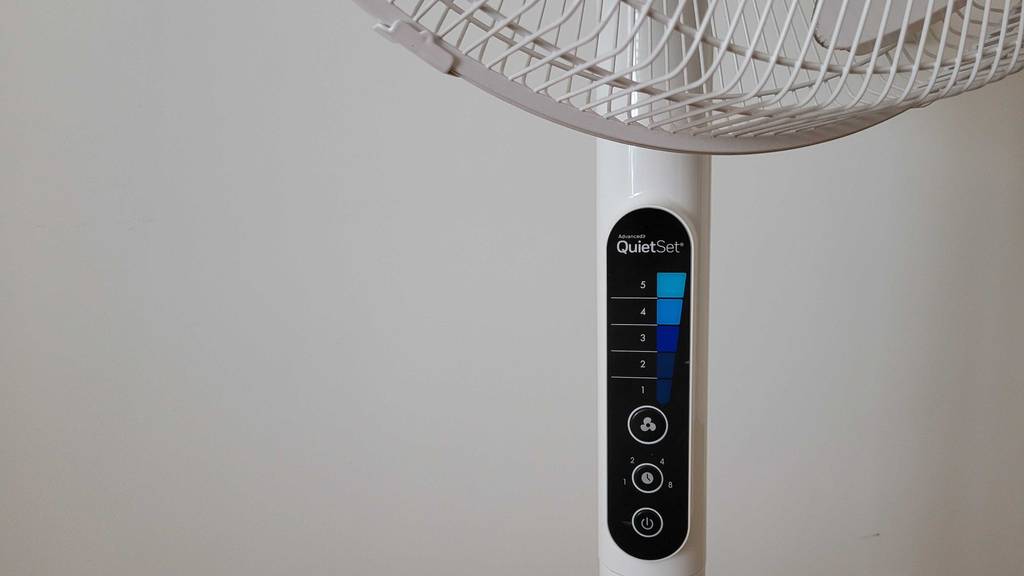 Auf dem Boden steht ein getesteter Ventilator der Marke Honeywell mit verschiedenen Windstufen. 